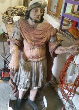 Renowacja figur sakralnych. Zniszczona figura Św. Floriana przed renowacją