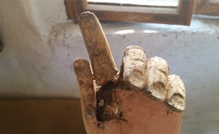 Uszkodzona dłoń figury Św. Floriana